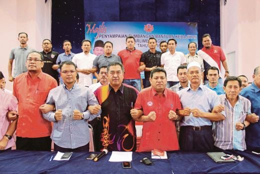  ASRAF (tiga dari kiri) dan  Ismail   (tiga dari kanan) bersama jawatankuasa UMNO Bahagian Pagoh berikrar   terus menyokong kepemimpinan  Muhyiddin. 