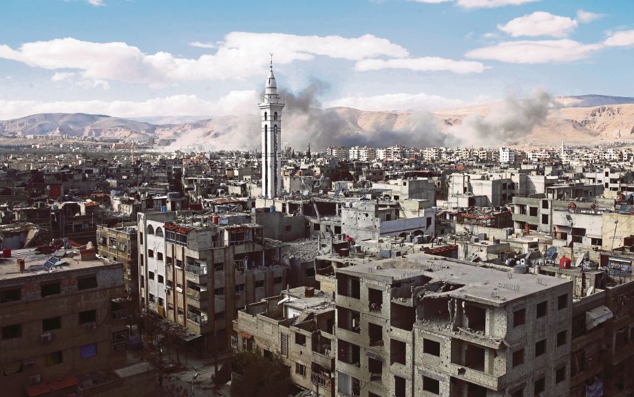 KEPULAN asap akibat bedilan artileri di Ghouta Timur. - Reuters 