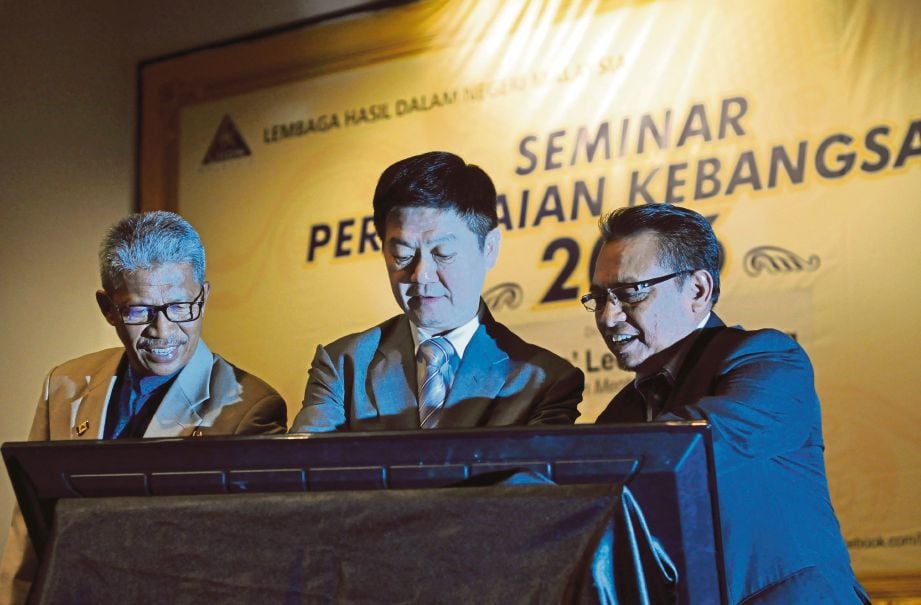  LEE  (tengah) bersama Dr Mohd Shukor   (kiri)    pada Seminar Percukaiaan Kebangsaan 2016,   semalam.
