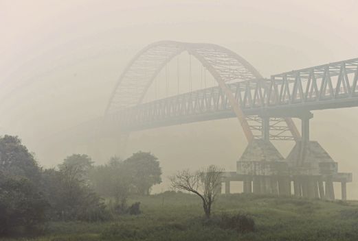 PEMANDANGAN jambatan Kahayan di Palangkaraya, tengah Kalimantan semalam yang masih diselubungi jerebu berwarna kuning.