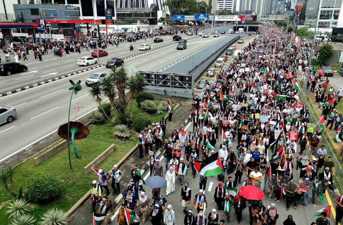 LEBIH 5,000 orang berhimpun dan berarak bagi menunjukkan solidariti terhadap Palestin di Kuala Lumpur. FOTO Asyraf Hamzah.