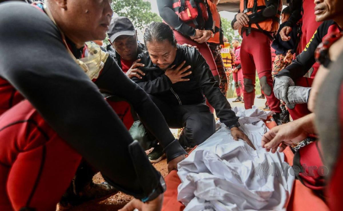 Mohd Shahril Ridzuan tidak dapat menahan kesedihan melihat mayat anaknya yang ditemui di dasar Sungai Tok Hakim, hari ini. FOTO Ghazali Kori.