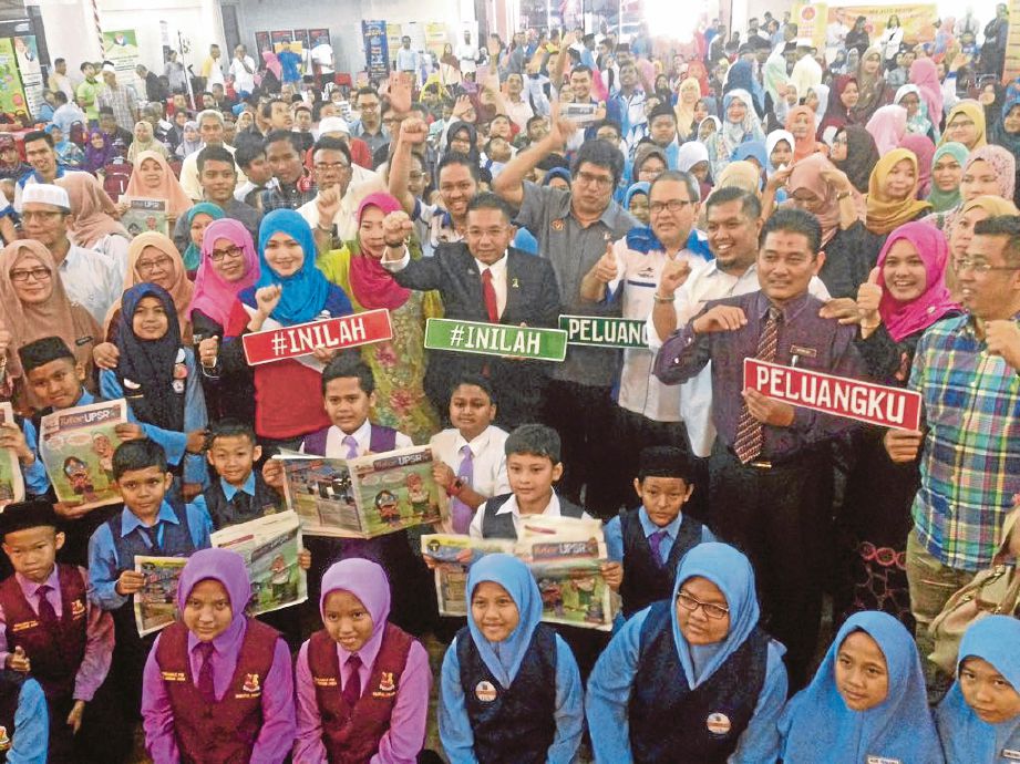 SAHOL  bersama pelajar ketika siri JPB 2017 di Kuala Selangor, semalam.