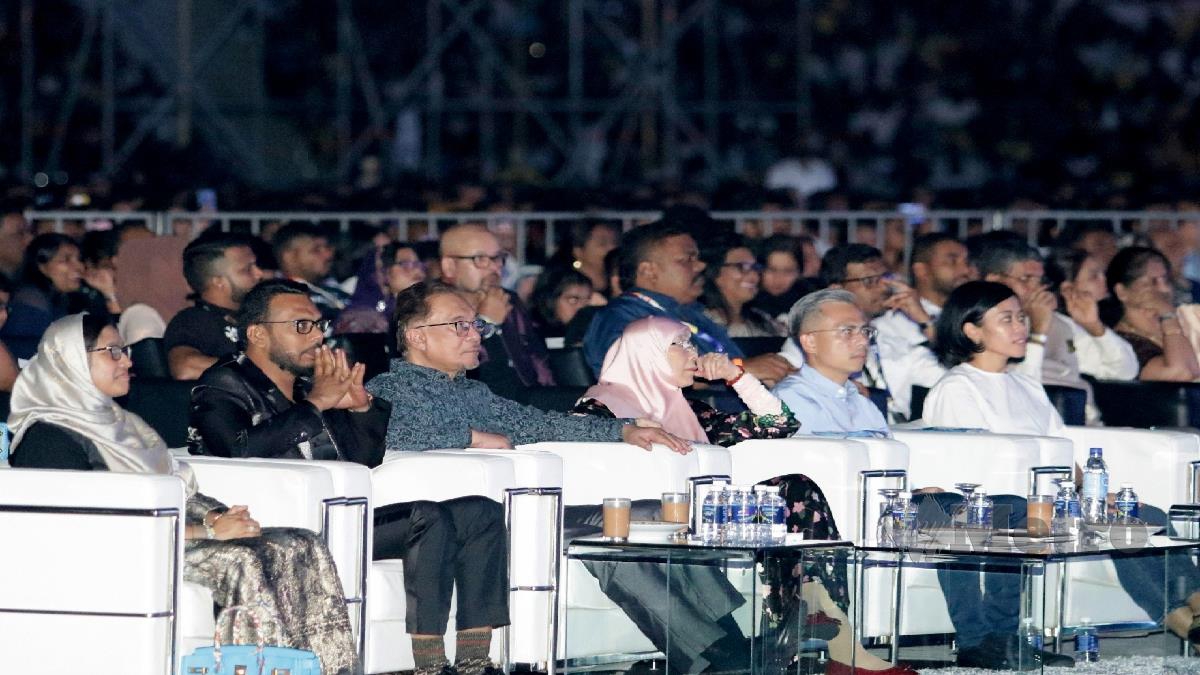 ANWAR, Wan Azizah dan Fahmi menonton persembahan  penyanyi AR Rahman dari India pada Konsert AR Rahman - Secret of Success - Live in Malaysia 2023 di Stadium Nasional Bukit Jalil, Kuala Lumpur. FOTO Aizuddin Saad.