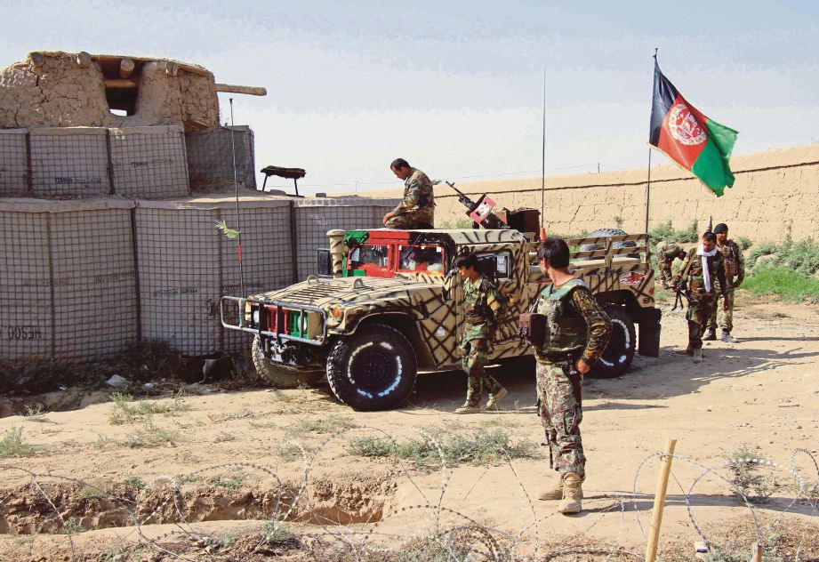 TENTERA Afghanistan mengawal pos di Kunduz, tempat 12 askar dibunuh oleh rakan mereka. - Reuters