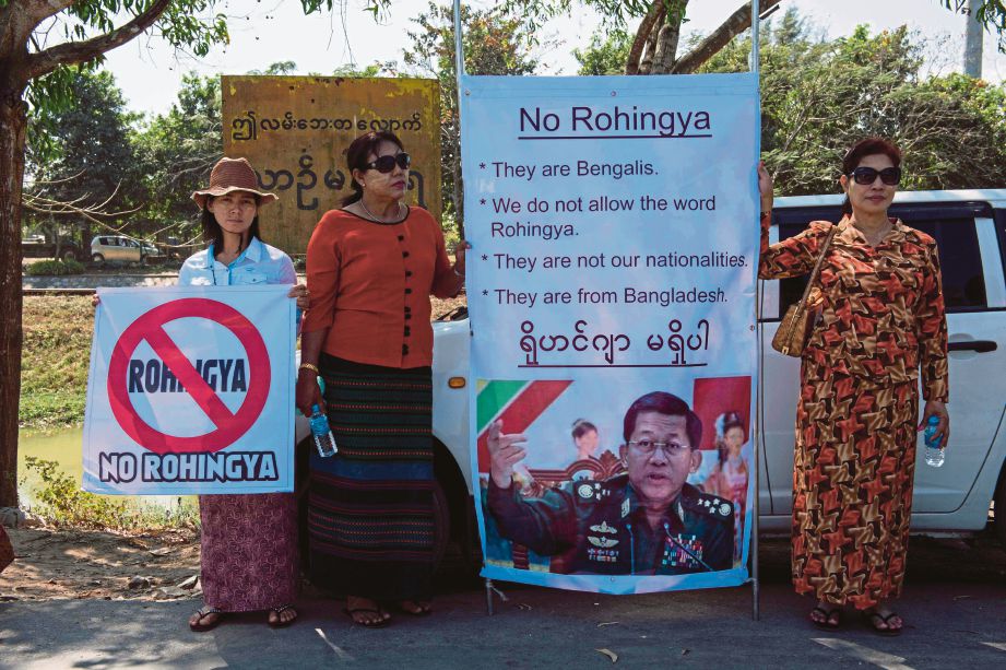 GAMBAR fail  menunjukkan penyokong dari Myanmar  Jeneral Kanan Min Aung Hlaing memaparkan potretnya semasa perhimpunan anti-Rohingya. - AFP