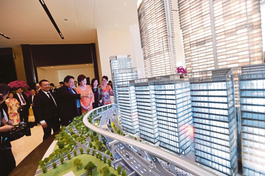 TENGKU Adnan (dua kiri) melihat model skala baru pelancaran Pavilion Damansara Heights.