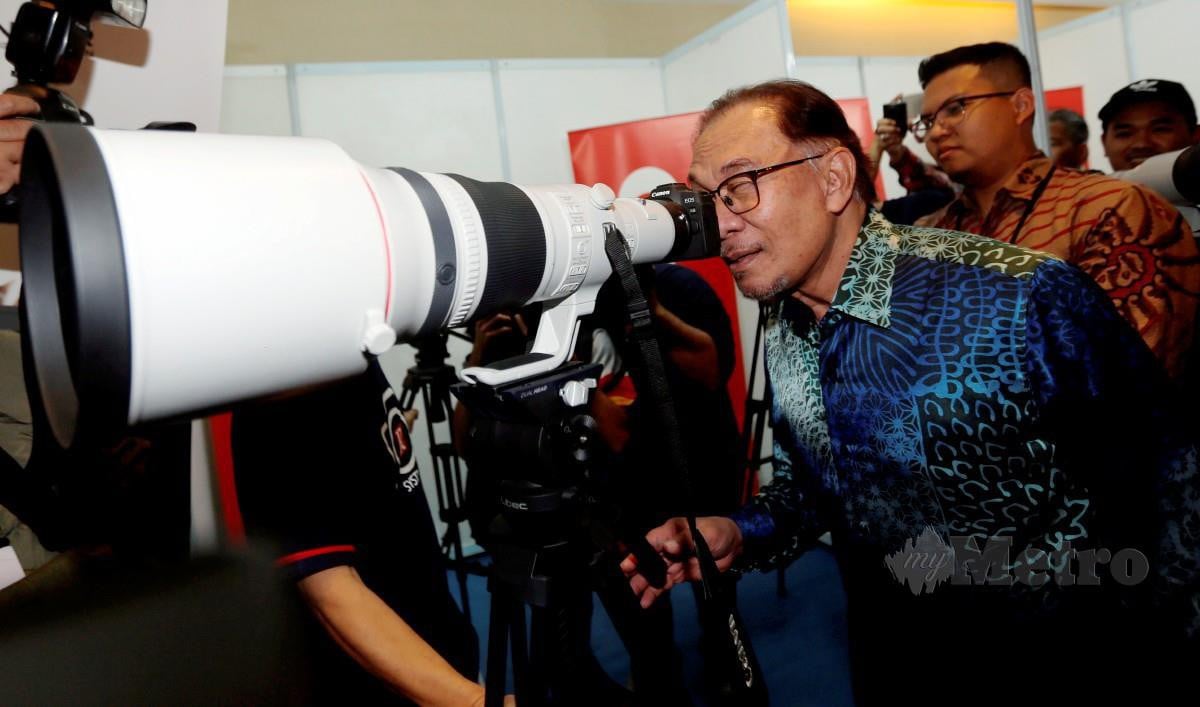 ANWAR ketika melawat tapak pameran pada sambutan Hari Wartawan Nasional (HAWANA) 2023 yang berlangsung di Ipoh, Perak. FOTO L Manimaran.