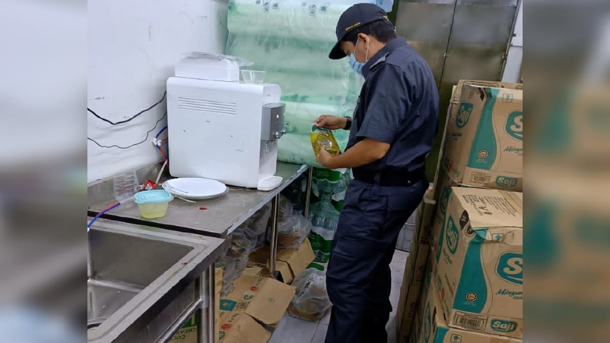 PENGUAT KUASA menemui sejumlah minyak masak peket satu kilogram yang disembunyikan di belakang kedai. FOTO Ihsan KPDN Kedah.