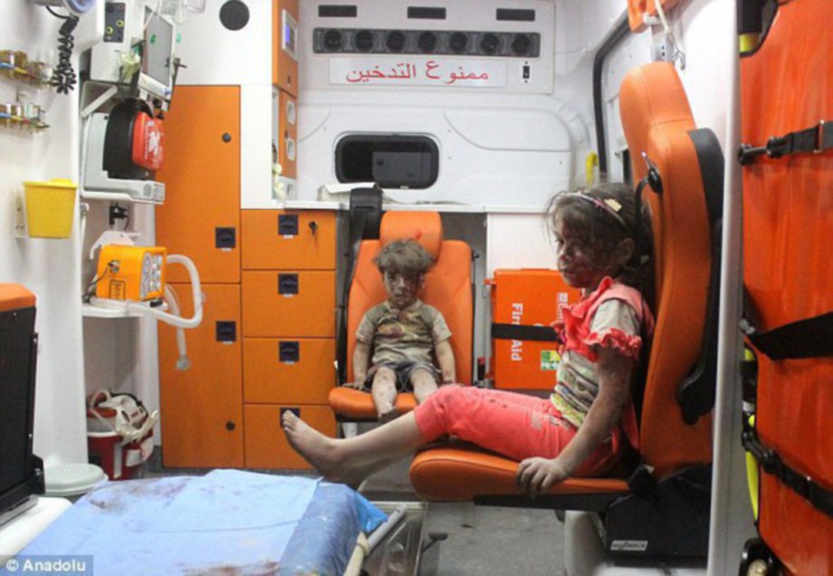 OMRAN bersama-sama seorang lagi kanank-kanak yang cedera dalam serangan udara di Aleppo di dalam ambulans sebelum dibawa ke hospital. 