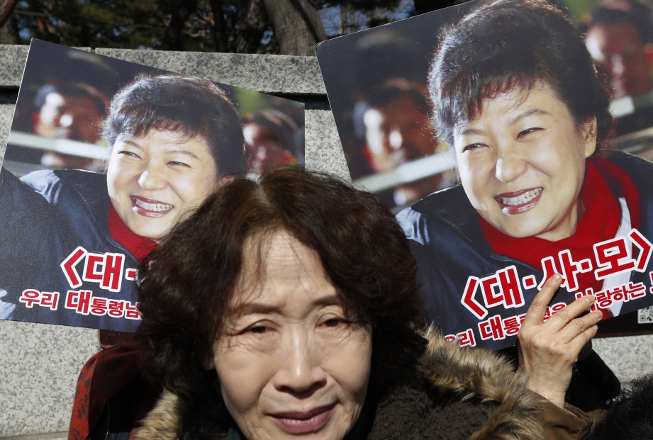 PENYOKONG Park memprotes pendakwaan terhadap presiden itu di depan Mahkamah Perlembagaan di Seoul. - EPA 