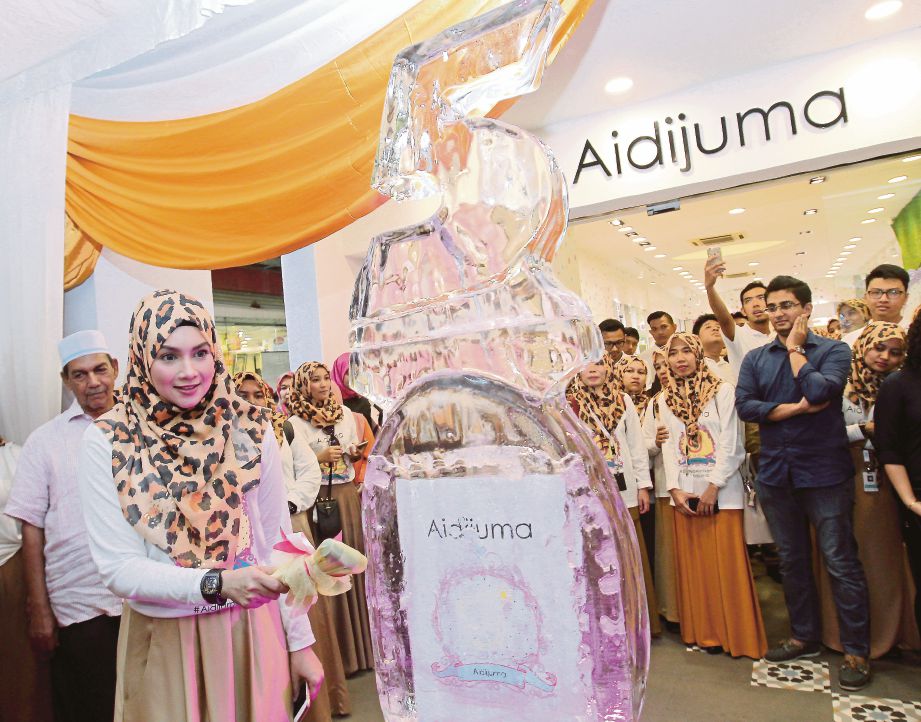  Norjuma  melancarkan sambutan Ulang Tahun ke-5 Aidijuma dengan memecahkan ais di butiknya di Jalan Tuanku Abdul Rahman. 