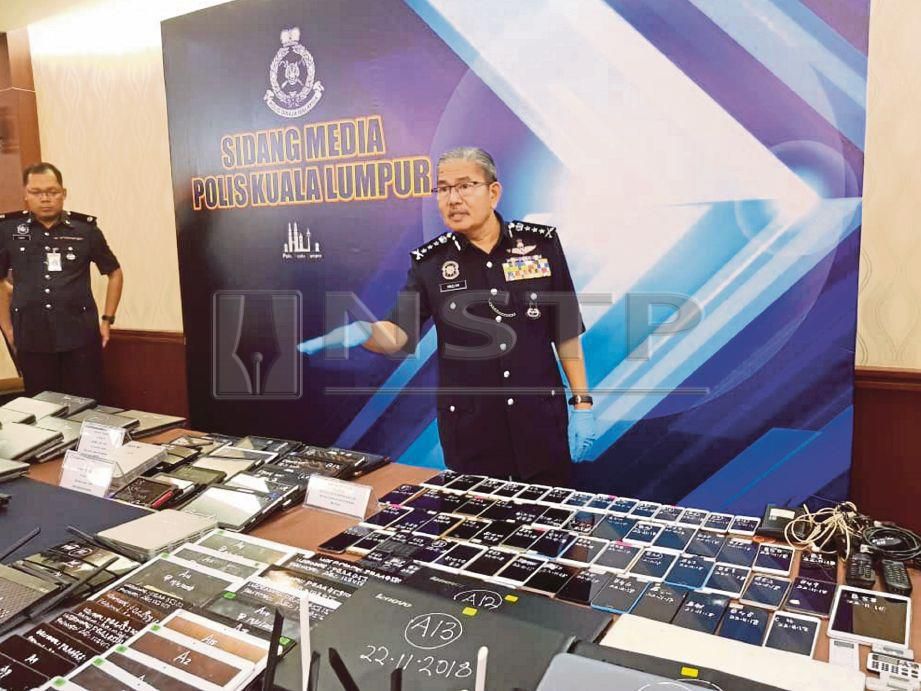 MAZLAN menunjukkan barang yang dirampas dalam serbuan  di sebuah rumah di Jalan Bukit Jalil ketika sidang media di IPK Kuala Lumpur. 