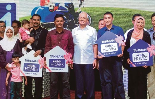 Najib bersama penerima surat tawaran rumah PR1MA  pada Ekspo Rumah PR1MA di PWTC,   Kuala Lumpur. 