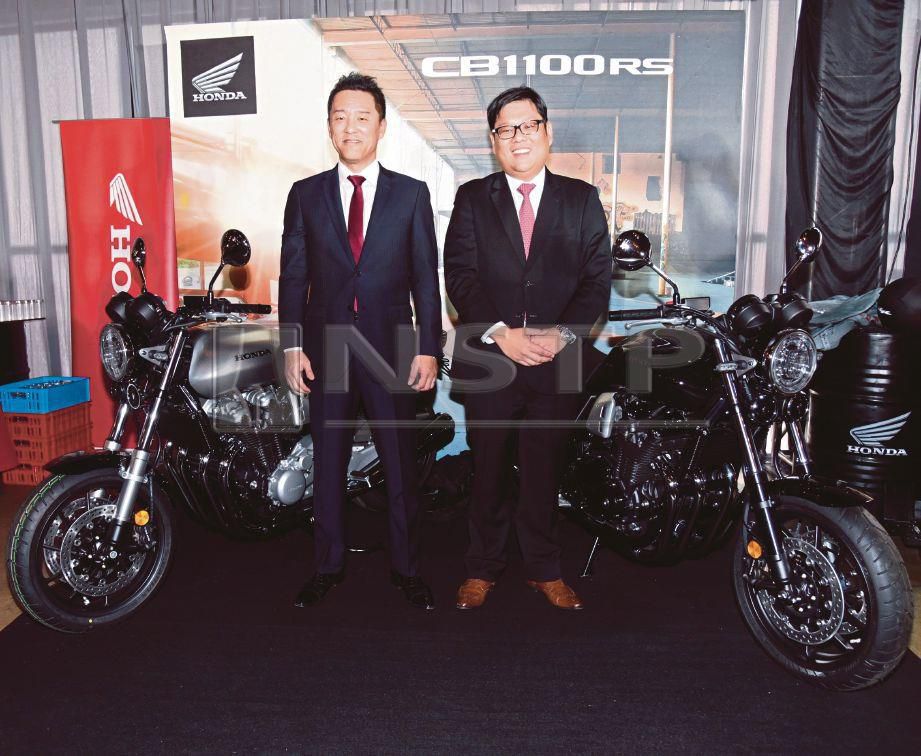  KEIICHI  (kiri) dan  Pengerusi Boon Siew Honda, Datuk Seri Tan Hui Jing   bersama motosikal baru keluaran Honda CB1100 RS pada majlis memperkenalkan motosikal Honda CB1100 RS di Colosseum Event, Shah Alam. FOTO Syarafiq Abd Samad