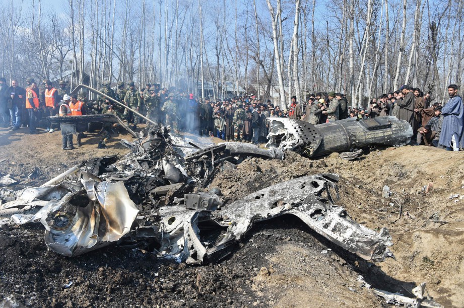 TENTERA India dan penduduk Kashmir melihat bangkai pesawat yang terhempas. FOTO AFP