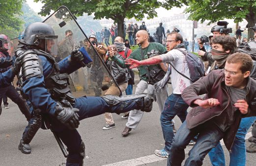 POLIS pencegah rusuhan bertempur dengan penunjuk perasaan di Paris.  