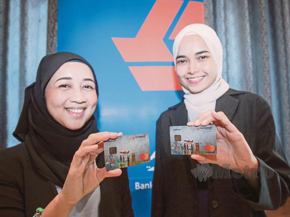 KAKITANGAN Bank Rakyat menunjukkan   Kad Kredit-i Bank Rakyat Platinum Explorer, semalam.