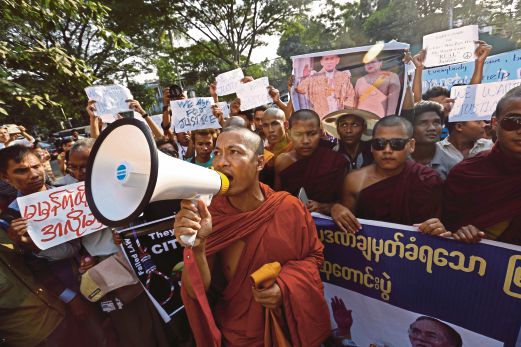 KUMPULAN penunjuk perasaan diketuai sami Buddha mengadakan bantahan terhadap keputusan mahkamah Thailand di Yangon semalam.