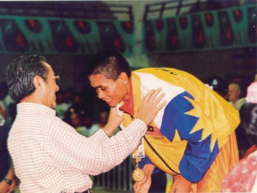SAPOK Biki dikalungkan pingat emas oleh bekas Perdana Menteri Tun Dr Mahathir Mohamad.