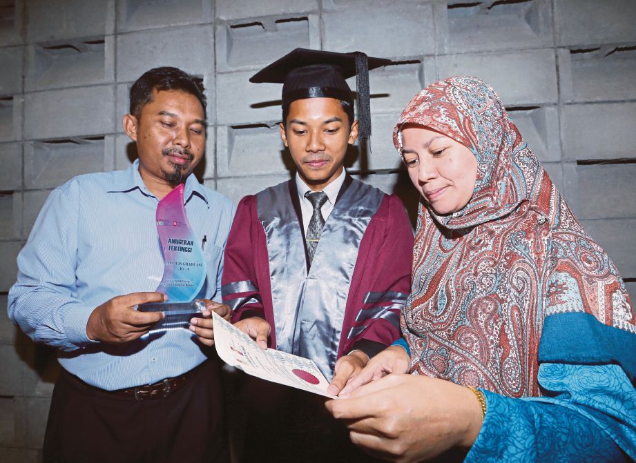 KHALIL (tengah) bersama ibu bapa pada Majlis Hari Graduasi Kolej PERMATApintar Negara Ke-6 UKM.