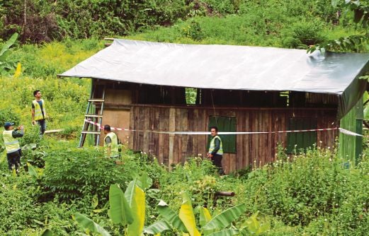  ANGGOTA penguat kusa menyita sebuah pondok yang dibina di hutan simpan yang diceroboh di Relai, Gua Musang.