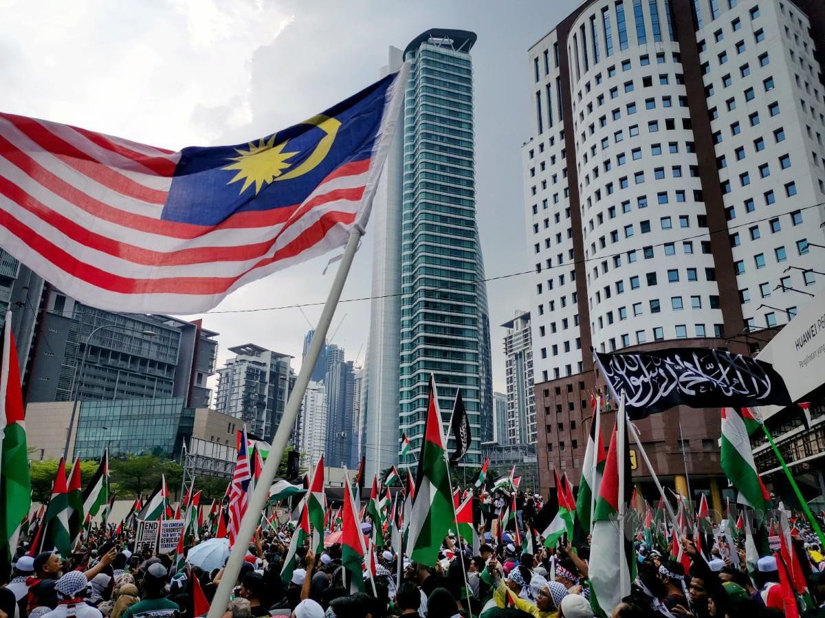 PESERTA perhimpunan bergerak menuju Kedutaan Amerika Syarikat di Malaysia bagi menyatakan solidariti terhadap rakyat Palestin. FOTO Asyraf Hamzah.