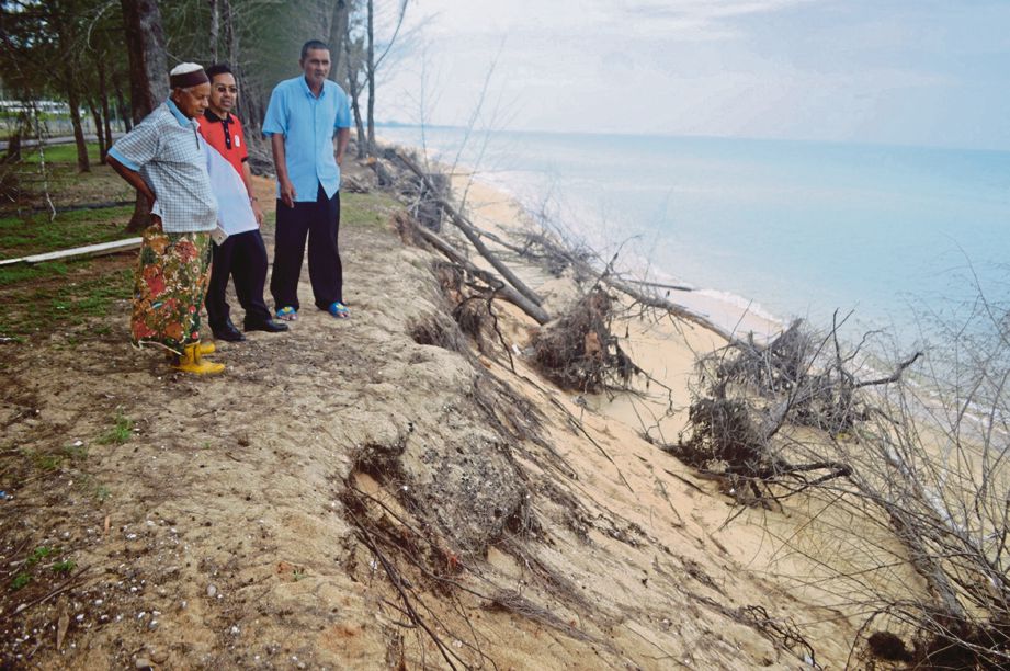 DAUD  bersama pengerusi jawatankuasa kemajuan kampung melihat pantai Kampung Bari Kecil yang mengalami hakisan.
