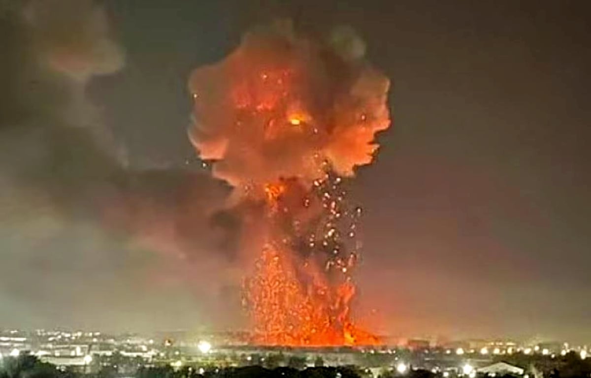 GAMBAR dikongsi di X menunjukkan api menjulang ke udara disebabkan letupan yang berhampiran lapangan terbang Tashkent.