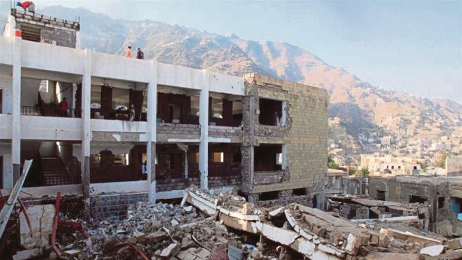 KEADAAN bangunan di bandar Taiz, selatan Yaman yang musnah dibom. - Agensi