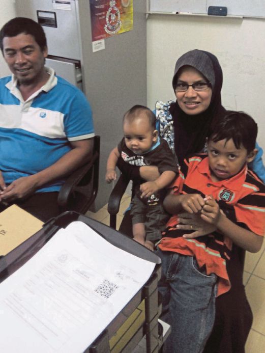 KEHILANGAN Amirul (kanan) yang menjadi viral  berjaya dipertemukan bersama  ibu bapanya. 