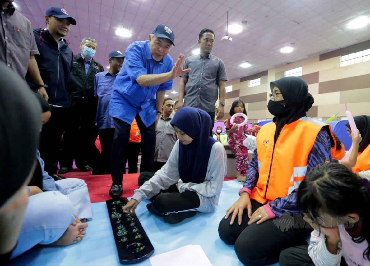  AHMAD Zahid ketika melawat mangsa banjir di PPS Politeknik Mersing, Johor, hari ini. FOTO Nur Aisyah Mazalan.