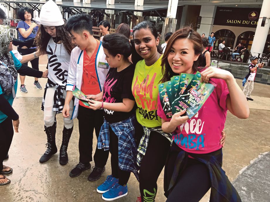 PESERTA Zumba Tour di Pulau Pinang bersemangat melakukan tarian zumba.