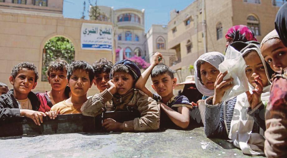 KANAK-KANAK Yaman yang kelaparan menunggu bantuan bekalan makanan di kem pelarian. - Agensi