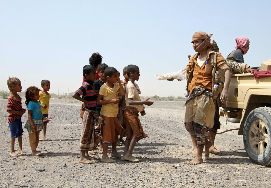 SEKUMPULAN kanak-kanak Yaman meminta makanan daripada kumpulan militan di bandar Mokha, barat daya Yaman, semalam. - Reuters