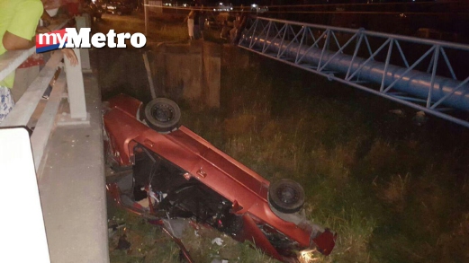 KENDERAAN dipandu mangsa terhumban ke tepi sungai di Jambatan Rampayan, Jalan Tuaran By Pass, Kota Kinabalu.