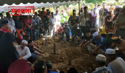 SEMUA jenazah mangsa lemas selamat dikebumikan di Tanah Perkuburan Islam Kangkar Bahru, Yong Peng. FOTO Hairul Anuar Abdul Rahim