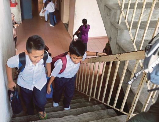MURID sekolah terpaksa menaiki tangga kerana lif sentiasa penuh dan lambat.