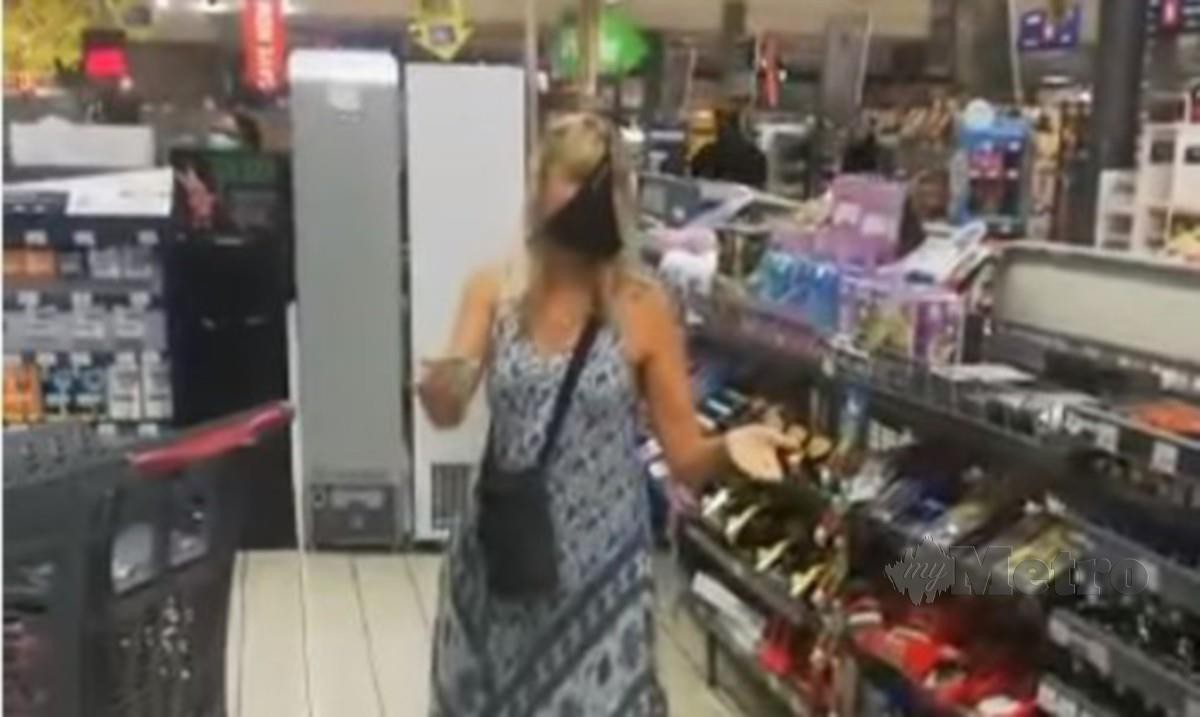 Seorang wanita memakai seluar dalam sebagai pelitup muka di sebuah pasar raya. FOTO agensi