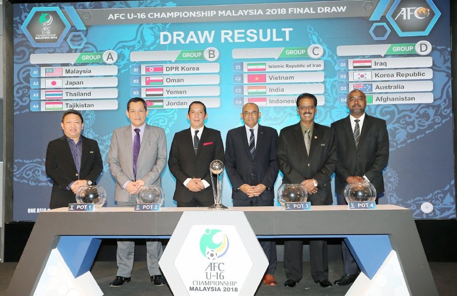 NAIB Presiden Persatuan Bolasepak Malaysia, (FAM), Mohd Joehari Mohd Ayub (tiga kiri), Setiausaha Agung FAM, Datuk Hamidin Mohd Amin (dua kiri) bersama exco FAM bergambar bersama Piala AFC bawah 16 selepas cabutan undian kejohanan bolasepak bawah 16 AFC yang bakal berlangsung di Malaysia pada bulan september ini di AFC House. - Foto Owee Ah Chun