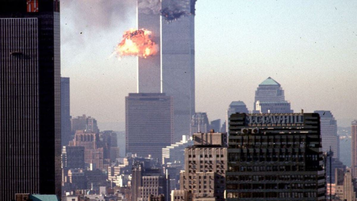 PESAWAT merempuh menara WTC.