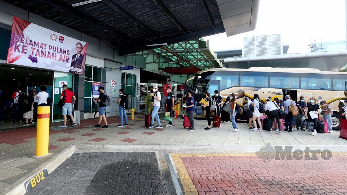 RAKYAT Malaysia selamat tiba di Larkin Sentral, Johor Bahru dari Queen Street, Singapura menerusi program VTL darat. FOTO Nur Aisyah Mazalan