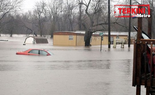 ANTARA kawasan yang dilanda banjir di Missouri, Ahad lalu. FOTO Army Times/AP