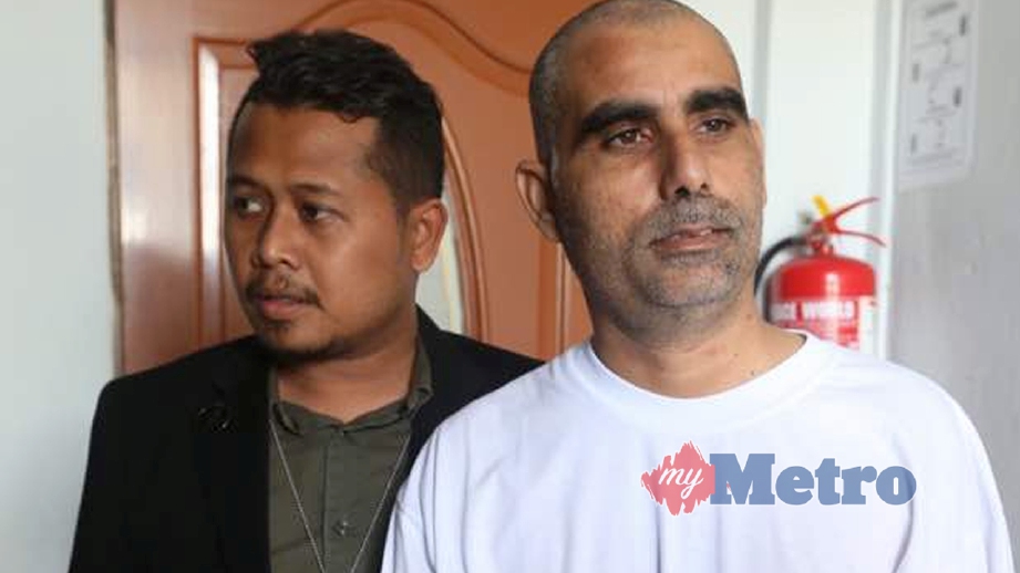 MUHAMMAD Israr (kanan) dipenjara dua bulan dan denda RM10,000 terhadap tuduhan menawarkan suapan RM200 kepada Inspektor polis. FOTO Zaman Huri Isa