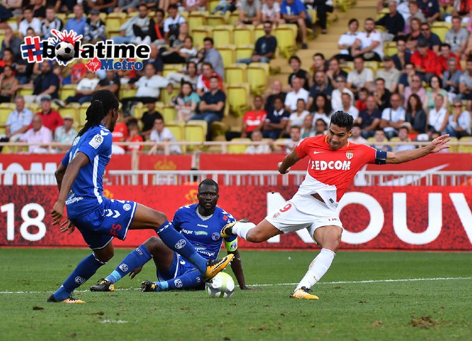 FALCAO (kanan) jaring gol keduanya ketika menentang Strasbourg. -Foto AFP