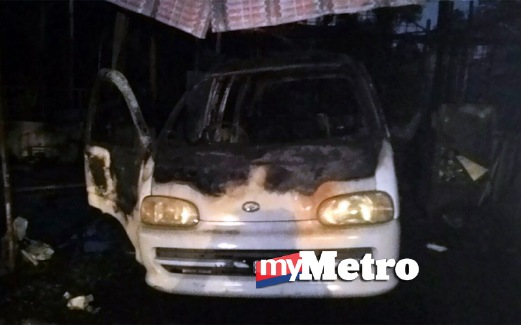 ANTARA kereta yang terbakar. FOTO ihsan Bomba
