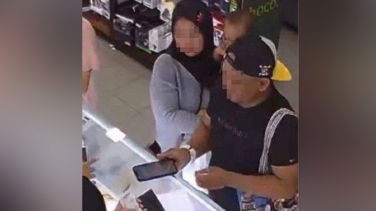 TANGKAP layar pasangan disyaki menggunakan kad ATM milik seorang pesara untuk membeli telefon bimbit. FOTO ihsan pembaca