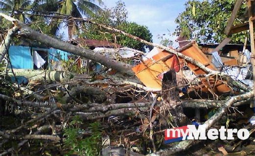 KEADAAN rumah yang rosak selepas dihempap pokok di Kampung Bakalau, Beaufort. FOTO ihsan Bomba