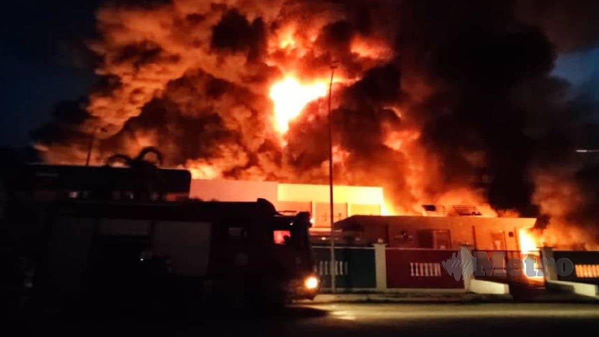 Kebakaran melibatkan dua buah bangunan kilang memproses cat di Taman Perindustrian Meru, sekitar 6 pagi tadi. FOTO ihsan Bomba