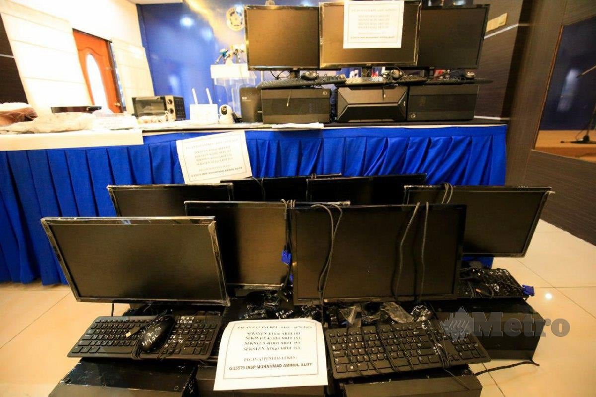 BARANG komputer yang dirampas berhubung kes sindiket perjudian dalam  talian. FOTO Mikail Ong
